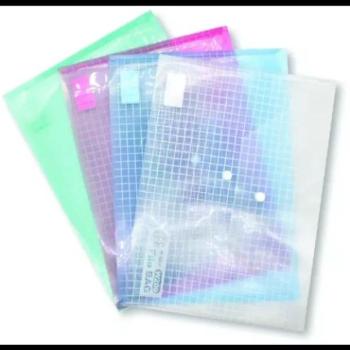 M&amp;G: Színes, áttetsző, patentos irattasak - A4, többféle kép