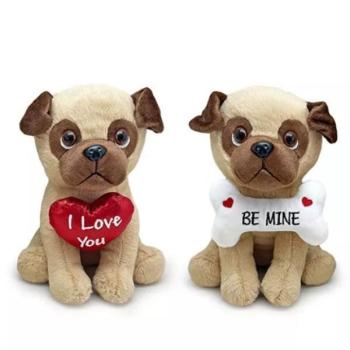 Mopsz plüssfigura szívecskével, 20 cm - többféle kép