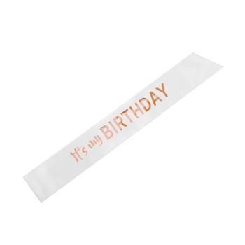 „It’s my birthday” feliratú fehér sál