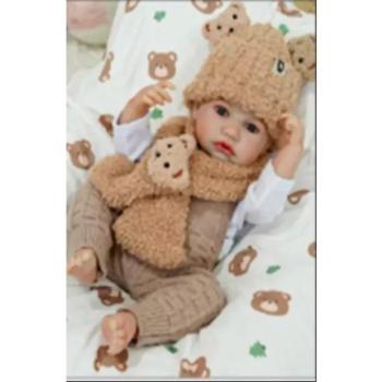Reborn kisfiú játékbaba barna kötött ruhában kiegészítőkkel – 43 cm kép