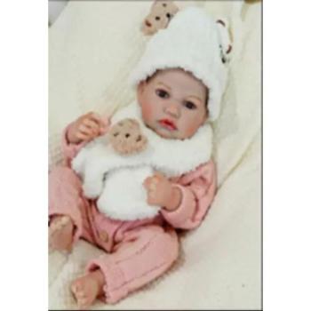 Reborn kislány játékbaba sállal és sapkával kiegészítőkkel – 43 cm